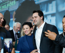 O governador Carlos Massa Ratinho Junior assinou nesta quarta-feira (31), no Palácio Iguaçu, um convênio com o Governo Federal que permitiu o repasse de R$ 102 milhões para o Consórcio Paraná Saúde, que, em parceria com 398 municípios, compra e faz a administração de medicamentos para atender a população pelo Sistema Único de Saúde (SUS).
