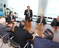 O governador Carlos Massa Ratinho Junior e o diretor-presidente da Itaipu, general Joaquim Silva e Luna, assinaram nesta quinta-feira (01), convênio para dar início à construção da segunda ponte ligando o Brasil ao Paraguai, em Foz do Iguaçu.Curitiba, 01-08-19.Foto: Arnaldo Alves / ANPr.