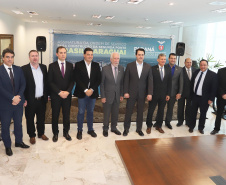 O governador Carlos Massa Ratinho Junior e o diretor-presidente da Itaipu, general Joaquim Silva e Luna, assinaram nesta quinta-feira (01), convênio para dar início à construção da segunda ponte ligando o Brasil ao Paraguai, em Foz do Iguaçu.Curitiba, 01-08-19.Foto: Arnaldo Alves / ANPr.