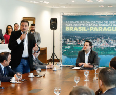 O governador Carlos Massa Ratinho Junior e o diretor-presidente da Itaipu, general Joaquim Silva e Luna, assinaram nesta quinta-feira (01), convênio para dar início à construção da segunda ponte ligando o Brasil ao Paraguai, em Foz do Iguaçu.