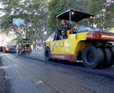 Do Bairro Novo ao Santa Cândida, 59 ruas de Curitiba passam por obras de recuperação e revitalização com apoio do Governo do Estado. O governador Carlos Massa Ratinho Junior e o prefeito Rafael Greca assinaram em março deste ano a homologação de obras de fresagem e recape em 47 quilômetros de vias de 36 bairros da Capital. O investimento soma R$ 25,3 milhões.