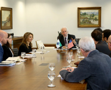 O vice-governador Darci Piana se reuniu nesta sexta-feira (2), no Palácio Iguaçu, com representantes da Corporação de Investimento Privado no Exterior (OPIC, da sigla em inglês) com interesse em investir em projetos do Estado