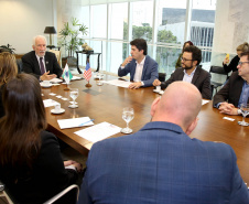 O vice-governador Darci Piana se reuniu nesta sexta-feira (2), no Palácio Iguaçu, com representantes da Corporação de Investimento Privado no Exterior (OPIC, da sigla em inglês) com interesse em investir em projetos do Estado