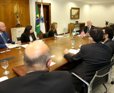 O vice-governador Darci Piana se reuniu nesta sexta-feira (2), no Palácio Iguaçu, com representantes da Corporação de Investimento Privado no Exterior (OPIC, da sigla em inglês) com interesse em investir em projetos do Estado