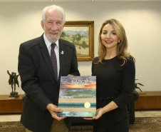 O vice-governador Darci Piana se reuniu nesta sexta-feira (2), no Palácio Iguaçu, com representantes da Corporação de Investimento Privado no Exterior (OPIC, da sigla em inglês) com interesse em investir em projetos do Estado