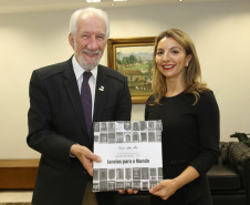 O vice-governador Darci Piana se reuniu nesta sexta-feira (2), no Palácio Iguaçu, com representantes da Corporação de Investimento Privado no Exterior (OPIC, da sigla em inglês) com interesse em investir em projetos do Estado