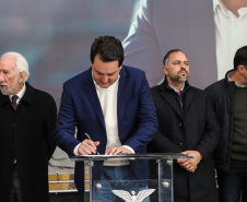 O governador Carlos Massa Ratinho Junior assina nesta segunda-feira (05), promoções e progressões da Administração Indireta: DETRAN, ADAPAR, IAPAR, EMATER, PGE, CRE, AGEPAR e Advogados do Estado. O ato acontece no Palácio Iguaçu.Curitiba, 05/08/2019