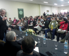 Cerca de 300 pessoas estão reunidas desde esta segunda-feira (05) em Curitiba na V Conferência Estadual de Segurança Alimentar e Nutricional. O evento, com o tema Comida no Campo e na Cidade: o que Temos e o que Queremos?, tem como proposta ampliar e fortalecer os compromissos para a promoção da soberania alimentar e do direito humano à alimentação adequada. Foto: Divulgação/SEAB