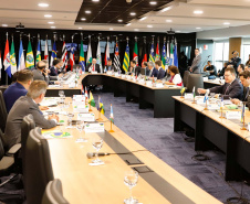O governador Carlos Massa Ratinho Junior voltou a defender a inclusão de Estados e municípios na reforma da Previdência durante o VI Fórum dos Governadores, em Brasília, nesta terça-feira (6). Os chefes do Poder Executivo se comprometeram a declarar apoio formal à inclusão dos Estados, do Distrito Federal e dos municípios nas mesmas regras impostas aos servidores da União.

