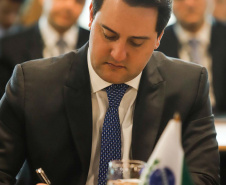 O governador Carlos Massa Ratinho Junior voltou a defender a inclusão de Estados e municípios na reforma da Previdência durante o VI Fórum dos Governadores, em Brasília, nesta terça-feira (6). Os chefes do Poder Executivo se comprometeram a declarar apoio formal à inclusão dos Estados, do Distrito Federal e dos municípios nas mesmas regras impostas aos servidores da União.

