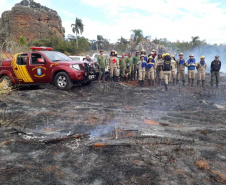 O Instituto Ambiental do Paraná (IAP), em parceria com o Corpo de Bombeiros, brigada de incêndio do Parque Estadual de Vila Velha e a Universidade Positivo promoveram nessa terça-feira (6) uma queima controlada na vegetação do Parque de Vila Velha. Foram 20 hectares de queima.Foto: Divulgação/IAP
