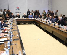 O governador Carlos Massa Ratinho Junior apresentou nesta quarta-feira (7) aos deputados estaduais um banco de projetos de R$ 350 milhões para reestruturação de rodovias, ferrovias e da segurança pública. Ele tem formato inédito no Estado e foi deseenvolvido em parceria com os parlamentares para resolver os maiores gargalos dessas áreas. O lançamento oficial acontecerá ainda neste mês. Foto: José Fernando Ogura/ANPr