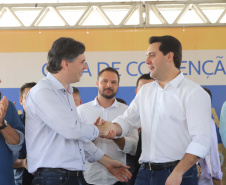 O governador Carlos Massa Ratinho Junior reúne-se com prefeitos na sede da Associação dos Municípios do Sudoeste do Paraná (Amsop), em Francisco Beltrão e assina autorização para licitações de obras para a infraestrutura urbana