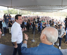 O governador Carlos Massa Ratinho Junior reúne-se com prefeitos na sede da Associação dos Municípios do Sudoeste do Paraná (Amsop), em Francisco Beltrão e assina autorização para licitações de obras para a infraestrutura urbana
