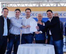 O governador Carlos Massa Ratinho Junior assinou nesta quinta-feira (8) a ordem de serviço para início das obras para contenção de enchentes do Rio Marrecas, em Francisco Beltrão, no Sudoeste do Estado. O Governo do Estado está investindo R$ 30 milhões nesta primeira etapa da obra.