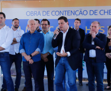 O governador Carlos Massa Ratinho Junior assinou nesta quinta-feira (8) a ordem de serviço para início das obras para contenção de enchentes do Rio Marrecas, em Francisco Beltrão, no Sudoeste do Estado. O Governo do Estado está investindo R$ 30 milhões nesta primeira etapa da obra.