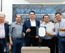 Novos veículos, ruas pavimentadas, construção de escola, de quadra de esportes e de barracões industriais estão entre os investimentos que 24 municípios do Oeste do Paraná farão com apoio do Governo do Estado. O governador Carlos Massa Ratinho Junior esteve nesta sexta-feira (09) em Toledo para assinar as licitações e homologações dos projetos.