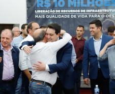 Novos veículos, ruas pavimentadas, construção de escola, de quadra de esportes e de barracões industriais estão entre os investimentos que 24 municípios do Oeste do Paraná farão com apoio do Governo do Estado. O governador Carlos Massa Ratinho Junior esteve nesta sexta-feira (09) em Toledo para assinar as licitações e homologações dos projetos.