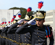 São José dos Pinhais, 09 de agosto de 2019. Solenidade alusiva ao Aniversário da PMPR. Foto: Cadetes passam em continência a Bandeira após receber o espadim. 