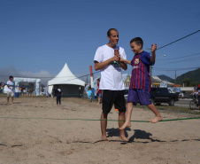 Os Jogos de Natureza e Aventura foram abertos oficialmente neste sábado (10), em Matinhos, com vários shows que animaram o público. O governador Carlos Massa Ratinho Junior esteve no local e reforçou a opção de fazer do turismo, especialmente no Litoral, um dos pilares do desenvolvimento econômico e social do Paraná. José Fernando Ogura/AEN