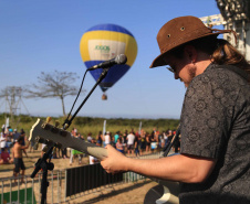 Os Jogos de Natureza e Aventura foram abertos oficialmente neste sábado (10), em Matinhos, com vários shows que animaram o público. O governador Carlos Massa Ratinho Junior esteve no local e reforçou a opção de fazer do turismo, especialmente no Litoral, um dos pilares do desenvolvimento econômico e social do Paraná. Foto: José Fernando Ogura/AEN