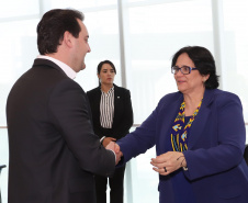 O governador Carlos Massa Ratinho Junior, o secretário da Justiça, Família e Trabalho, Ney Leprevost, e a ministra da Mulher, da Família e dos Direitos Humanos, Damares Alves, assinaram nessa segunda-feira (12), no Palácio Iguaçu, dois protocolos de intenções que visam fortalecer as ações em defesa da mulher e de crianças e adolescentes.Curitiba, 12-08-19.Foto: Arnaldo Alves / ANPr.