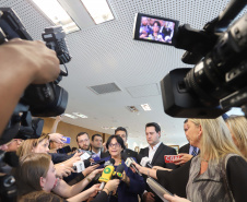 O governador Carlos Massa Ratinho Junior, o secretário da Justiça, Família e Trabalho, Ney Leprevost, e a ministra da Mulher, da Família e dos Direitos Humanos, Damares Alves, assinaram nessa segunda-feira (12), no Palácio Iguaçu, dois protocolos de intenções que visam fortalecer as ações em defesa da mulher e de crianças e adolescentes.Curitiba, 12-08-19.Foto: Arnaldo Alves / ANPr.