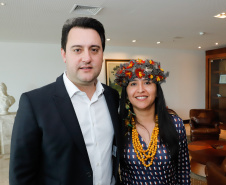 O governador Carlos Massa Ratinho Junior, o secretário da Justiça, Família e Trabalho, Ney Leprevost, e a ministra da Mulher, da Família e dos Direitos Humanos, Damares Alves, assinam dois protocolos de intenções que visam fortalecer as ações em defesa da mulher e de crianças e adolescentes.