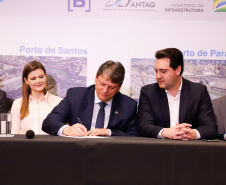 O Paraná é o primeiro Estado do Brasil a receber autonomia para administrar contratos de exploração de áreas dos portos organizados. O convênio de delegação de competência foi formalizado nesta terça-feira (13), na Bolsa de Valores de São Paulo (Bovespa), pelo ministro da Infraestrutura, Tarcísio de Freitas, e pelo governador Carlos Massa Ratinho Junior.