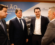 O Paraná é o primeiro Estado do Brasil a receber autonomia para administrar contratos de exploração de áreas dos portos organizados. O convênio de delegação de competência foi formalizado nesta terça-feira (13), na Bolsa de Valores de São Paulo (Bovespa), pelo ministro da Infraestrutura, Tarcísio de Freitas, e pelo governador Carlos Massa Ratinho Junior.