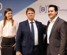 O governador Carlos Massa Ratinho Junior e o ministro da Infraestrutura, Tarcísio de Freitas, assinaram nesta terça-feira (13) um memorando de entendimento para o início de um trabalho conjunto de modelagem do novo programa de concessões de rodovias que cortam o Paraná.