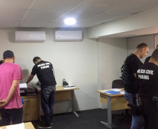 A Polícia Civil do Paraná (PCPR) cumpriu 11 mandados de busca e apreensão nesta terça-feira (13) em endereços ligados a uma rede de pet shops. Sócios e funcionários da empresa são suspeitos por maus-tratos a animais, estelionato e falsificação de documentos privados. Foto: Divulgação/Polícia Civil