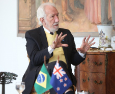 O vice-governador Darci Piana recebeu nesta quarta-feira (14), no Palácio Iguaçu, o embaixador da Nova Zelândia, Chris Langley, e reafirmou o interesse do Paraná em desenvolver projetos de cooperação nas áreas da agricultura, educação e turismo. Piana também apresentou os projetos estruturantes do Estado na área da infraestrutura, que envolvem melhorias em rodovias, ferrovias, portos e aeroportos.Foto: José Fernando Ogura/AEN