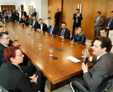O Paraná é o primeiro Estado do Brasil a fechar um convênio com a Microsoft com o objetivo de fomentar a educação, qualificação, inovação e empreendedorismo. O protocolo de intenção foi assinado pelo governador Carlos Massa Ratinho Junior e a presidente da Microsoft Brasil, Tânia Cosentino, nesta quarta-feira (14), em solenidade no Palácio Iguaçu.