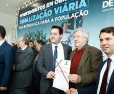 O governador Carlos Massa Ratinho Junior assinou nesta quarta-feira (14), no Palácio Iguaçu, a liberação de R$ 6 milhões para obras de sinalização viária em 39 cidades paranaenses. A iniciativa faz parte de um programa do Departamento de Trânsito do Paraná (Detran-PR) para regulamentar a circulação de veículos e pedestres.