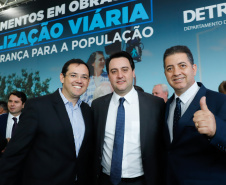 O governador Carlos Massa Ratinho Junior assinou nesta quarta-feira (14), no Palácio Iguaçu, a liberação de R$ 6 milhões para obras de sinalização viária em 39 cidades paranaenses. A iniciativa faz parte de um programa do Departamento de Trânsito do Paraná (Detran-PR) para regulamentar a circulação de veículos e pedestres.