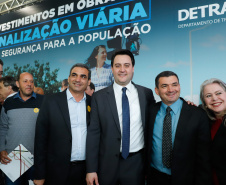 O governador Carlos Massa Ratinho Junior assinou nesta quarta-feira (14), no Palácio Iguaçu, a liberação de R$ 6 milhões para obras de sinalização viária em 39 cidades paranaenses. A iniciativa faz parte de um programa do Departamento de Trânsito do Paraná (Detran-PR) para regulamentar a circulação de veículos e pedestres.