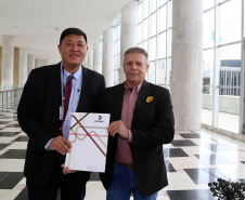 O governador Carlos Massa Ratinho Junior assinou nesta quarta-feira (14), no Palácio Iguaçu, a liberação de R$ 6 milhões para obras de sinalização viária em 39 cidades paranaenses. A iniciativa faz parte de um programa do Departamento de Trânsito do Paraná (Detran-PR) para regulamentar a circulação de veículos e pedestres. Prefeitura de Douradina.