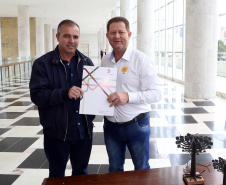 O governador Carlos Massa Ratinho Junior assinou nesta quarta-feira (14), no Palácio Iguaçu, a liberação de R$ 6 milhões para obras de sinalização viária em 39 cidades paranaenses. A iniciativa faz parte de um programa do Departamento de Trânsito do Paraná (Detran-PR) para regulamentar a circulação de veículos e pedestres. Prefeitura de Munhoz de Mello.