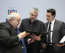 Pelo menos 78 esculturas originais do paranaense João Turin, que fazem parte do acervo do Estado, irão compor o memorial em homenagem ao artista, que será construído no Parque São Loureço, em Curitiba. O governador Carlos Massa Ratinho Junior e o prefeito Rafael Greca assinaram nesta quarta-feira (14), no Palácio Iguaçu, um protocolo de intenções que formaliza o repasse das obras de arte à prefeitura, para que sejam expostas no memorial.