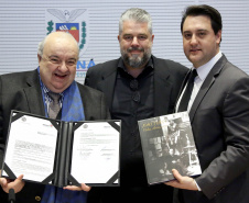 Pelo menos 78 esculturas originais do paranaense João Turin, que fazem parte do acervo do Estado, irão compor o memorial em homenagem ao artista, que será construído no Parque São Loureço, em Curitiba. O governador Carlos Massa Ratinho Junior e o prefeito Rafael Greca assinaram nesta quarta-feira (14), no Palácio Iguaçu, um protocolo de intenções que formaliza o repasse das obras de arte à prefeitura, para que sejam expostas no memorial.