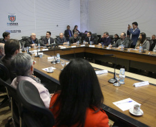 Pelo menos 78 esculturas originais do paranaense João Turin, que fazem parte do acervo do Estado, irão compor o memorial em homenagem ao artista, que será construído no Parque São Loureço, em Curitiba. O governador Carlos Massa Ratinho Junior e o prefeito Rafael Greca assinaram nesta quarta-feira (14), no Palácio Iguaçu, um protocolo de intenções que formaliza o repasse das obras de arte à prefeitura, para que sejam expostas no memorial.