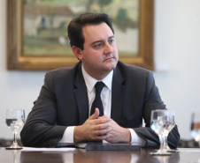 O governador Carlos Massa Ratinho Junior recebeu nesta quarta-feira (14), no Palácio Iguaçu, em Curitiba, o diretor-superintendente da empresa de laticínios Piracanjuba, Cesar Helou. Na reunião, o executivo confirmou dois novos investimentos da Região Sudoeste do Paraná que, somados, atingem o valor de R$ 110 milhões. A previsão é que os empreendimentos gerem 370 empregos diretor.