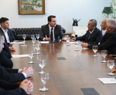O governador Carlos Massa Ratinho Junior recebeu nesta quarta-feira (14), no Palácio Iguaçu, em Curitiba, o diretor-superintendente da empresa de laticínios Piracanjuba, Cesar Helou. Na reunião, o executivo confirmou dois novos investimentos da Região Sudoeste do Paraná que, somados, atingem o valor de R$ 110 milhões. A previsão é que os empreendimentos gerem 370 empregos diretor.