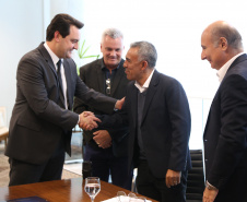 O governador Carlos Massa Ratinho Junior recebeu nesta quarta-feira (14), no Palácio Iguaçu, em Curitiba, o diretor-superintendente da empresa de laticínios Piracanjuba, Cesar Helou. Na reunião, o executivo confirmou dois novos investimentos da Região Sudoeste do Paraná que, somados, atingem o valor de R$ 110 milhões. A previsão é que os empreendimentos gerem 370 empregos diretor.