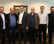 O governador Carlos Massa Ratinho Junior recebeu nesta quarta-feira (14), no Palácio Iguaçu, em Curitiba, o diretor-superintendente da empresa de laticínios Piracanjuba, Cesar Helou. Na reunião, o executivo confirmou dois novos investimentos da Região Sudoeste do Paraná que, somados, atingem o valor de R$ 110 milhões. A previsão é que os empreendimentos gerem 370 empregos diretor.
