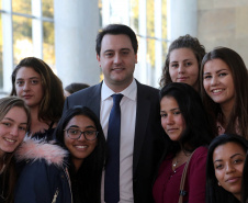 O governador Carlos Massa Ratinho Junior e o chefe da Casa Civil, Guto Silva, lançaram nesta quarta-feira (14), no Palácio Iguaçu, o programa Descomplica, iniciativa de caráter permanente do Governo do Estado para simplificar e desburocratizar a vida dos empreendedores.
