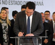 O governador Carlos Massa Ratinho Junior e o chefe da Casa Civil, Guto Silva, lançaram nesta quarta-feira (14), no Palácio Iguaçu, o programa Descomplica, iniciativa de caráter permanente do Governo do Estado para simplificar e desburocratizar a vida dos empreendedores.