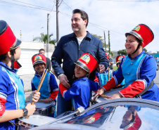 O governador Carlos Massa Ratinho Junior entregou nesta quinta-feira (15) os títulos de propriedades de imóveis para 367 famílias de Paranaguá, no Litoral. Elas ocupam terras devolutas, pertencentes ao Estado. A titulação corresponde a uma área de aproximadamente 112 hectares, abrangendo as localidades de Jardim Jacarandá e Ouro Fino, no perímetro urbano de Paranaguá. 