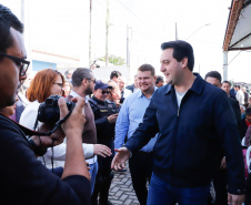 O governador Carlos Massa Ratinho Junior entregou nesta quinta-feira (15) os títulos de propriedades de imóveis para 367 famílias de Paranaguá, no Litoral. Elas ocupam terras devolutas, pertencentes ao Estado. A titulação corresponde a uma área de aproximadamente 112 hectares, abrangendo as localidades de Jardim Jacarandá e Ouro Fino, no perímetro urbano de Paranaguá. 